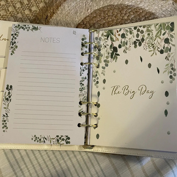 Wedding‎ Planner Binder “Future Mrs.” In White with Gold Writing   Faux Leather - Picture 9 of 9